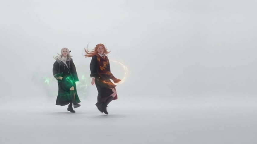 成功那次的一帧：白金长发的斯莱特林女生和红发的格兰芬多女生在白色舞台上并肩跳舞